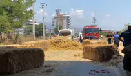 Aydın’da saman taşıyan TIR köprüye takılınca ortalık savaş alanına döndü