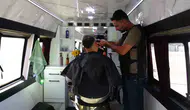 Uzman çavuşluktan vazgeçip berber koltuğunu tekerlek üstüne taşıdı