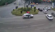 Hatay’da yere düşen Türk bayrağını sürücüler seferber olup kurtardı