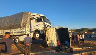Gazipaşa yolunda tır ve kamyonet çarpıştı