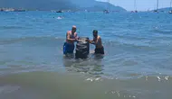 Marmaris plajında yüzenleri şaşkına çeviren devasa atık