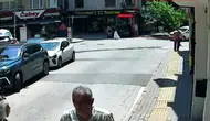 Bursa'da asırlık ağaç trafiğin ortasına devrildi