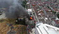 Esenyurt’ta çatıdaki kaynak kıvılcımı dört binayı küle çevirdi