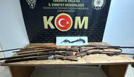 Adapazarı’nda iş yerine yapılan baskında çok sayıda silah yakalandı