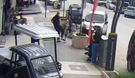 Burdur'da sokak ortasında kedi ve köpek kavgası kameraya yansıdı