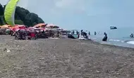 Akçakoca sahilinde yamaç paraşütü tatilcilerin üzerine düştü