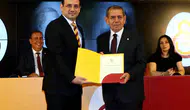 Dursun Özbek Galatasaray’da yeni dönem için mazbatasını teslim aldı