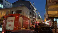 Esenler'de bir binanın çatısı alevlere teslim oldu