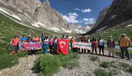 İzmirli dağcılar Hakkari’nin saklı doğasını keşfe çıktı