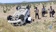 Birecik’te sağlık ekibini taşıyan araç şarampole devrildi
