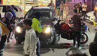 İnegöl'de motosiklet otomobile saplandı