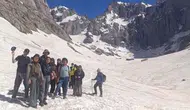 Yaz ortasında buzulların üzerinde yürüyüş keyfi