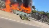 Ümraniye’de yolcu minibüsü seyir halindeyken yanarak kullanılamaz hale geldi