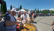 Erzurum’da cuma namazı sonrası aşure kuyruğu