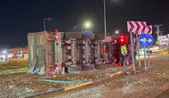 İslahiye yolunda devrilen TIR trafiği arpa tarlasına çevirdi