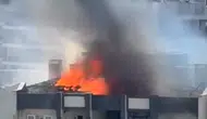 Küçükçekmece'de yüksek binanın çatısı alevlere teslim oldu