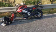 Uşak’ta yola çıkan motosiklet kamyona çarptı