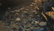 Fatih’te bir mağazanın çatısı gece yarısı büyük tehlike saçtı