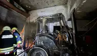 Bafra sanayisinde gece çıkan yangın bir traktörü kül etti
