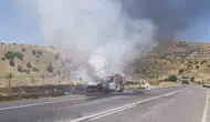 Siirt'te seyir halindeki araç bir anda alevlere teslim oldu
