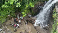 Rize’de kaymakam şelaledeki kirliliğe bizzat müdahale etti
