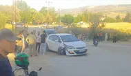 Gölbaşı'nda gençlerin içinde olduğu otomobil direğe çarptı