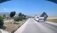 Hatay'da fırtına TIR dorsesindeki konteyneri yola savurdu