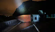 Bolu Dağı geçişinde askeri mühimmat taşıyan TIR devrildi