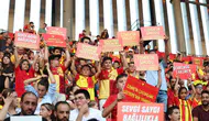Karnesini alan İzmirliler Göztepe standına koşuyor
