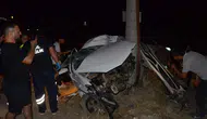 Serik’te direğe çarpan otomobilin sürücüsü hayatını kaybetti