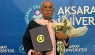 Aksaraylı 71 yaşındaki emekli bankacı ikinci üniversitesinden mezun oldu