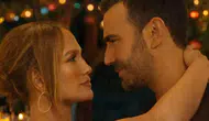 Jennifer Lopez Netflix filmindeki cesur sahnesiyle interneti salladı