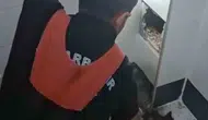 Diyarbakır'da duvarı delen ekipler kediyi kurtardı