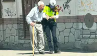 Adıyaman'da trafik polisinden örnek hareket