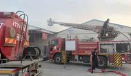 Tarsus’taki kepenk atölyesinde çıkan yangın paniğe yol açtı