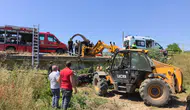 İnegöl’de traktör dereye uçtu Muhtarın kepçesi hayat kurtardı