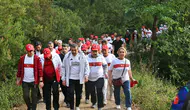 Bakan Tekin Sakarya’da öğretmenlerle doğa yürüyüşü yaptı