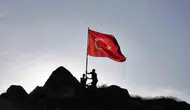 Sivas Hevük Kalesi’nde bayrak yenileme mesaisi