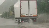 Sivrihisar’da aniden bastıran yağış trafiği kilitledi