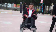 Tekerlekli sandalyesiyle üniversiteyi birincilikle bitirdi