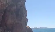 Antalya falezlerinde tehlikeli atlayış az kalsın canından ediyordu