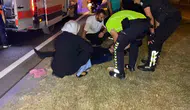 İnegöl yolunda kaza geçiren gencin elini annesi bir an bırakmadı