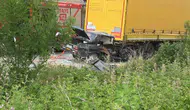 Samsun Bafra yolunda park halindeki tıra çarpan otomobil iki can aldı
