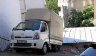 Kağıthane'de kontrolden çıkan kamyonet çatının üzerine uçtu