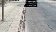 Eskişehir’de yol kenarındaki hurda araç tehlike saçıyor