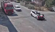 İzmir'de karne günü kazası 15 yaşındaki sürücü motosikletliyi ağır yaraladı