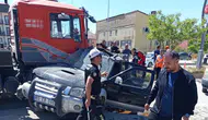 Yüksekova'da kavşak kazası Ticari araç vinçle çarpıştı