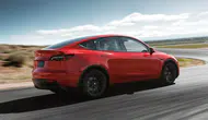 Tesla eski araçlara yeni sürüş yetenekleri getiren güncellemeyi başlattı