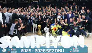 Fenerbahçe son saniye basketiyle şampiyonluk kupasını havaya kaldırdı