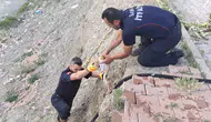 Çorum’da altı metrelik duvardan düşen yavru kedi kurtarıldı